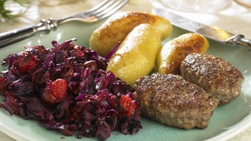 Kalkunfrikadeller med varm rødkålssalat