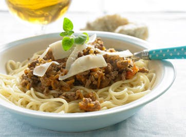Klassisk spaghetti med kødsovs og friskrevet parmesanost