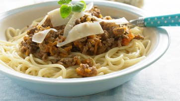 Klassisk spaghetti med kødsovs og friskrevet parmesanost