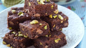 Chokoladekage med daim og pistacienødder