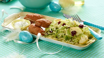 Ovnbagte kalkunspid med sprød kålsalat med æbler og tranebær