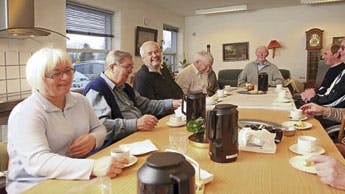 Mændene i Auning har startet deres egen mandeklub, alle er glade, og det er Anne Lises fortjeneste.