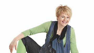 Friendtex-bluse til 169 kr., denimvest til 299,95 kr. og knickers til 500 kr., begge fra Pulz Jeans, tørklæde fra Kamma Vintage til 500 kr., Jonathan Aston-strømper til 59 kr. og sko fra Friendtex til 249 kr. Foto: Claus Peuckert