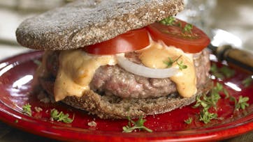 Hjemmekavet kyllingeburger med chili-mayonnaise