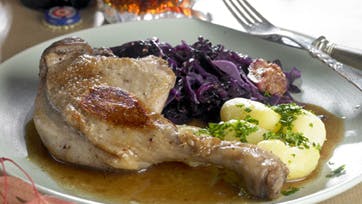 Ølmarinerede andelår med hjemmelavet rødkålswok