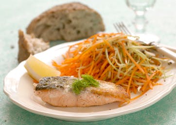 Skindstegt laksefilet med knasende fennikelsalat