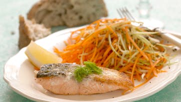 Skindstegt laksefilet med knasende fennikelsalat