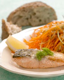 Skindstegt laksefilet med knasende fennikelsalat