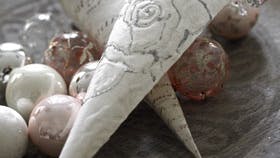 Romantiske kræmmerhuse med pynt af roser og gammel, snirklet skrift. Fotos: Jette M. Vesterager