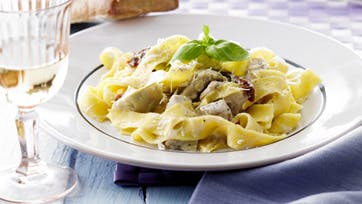 Frisk pasta med kylling og artiskokhjerter i en cremet flødesovs