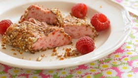 Hindbærmousse med karamelliserede mandler