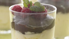 Myntecreme med chokoladeganache og hindbær