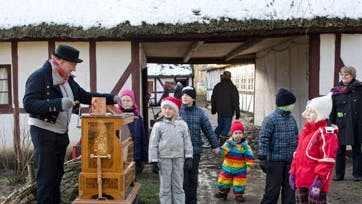 Lirekassemanden spiller flittigt for børnene. Foto: Alex Tran