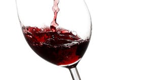 Vin skænket fra flaske