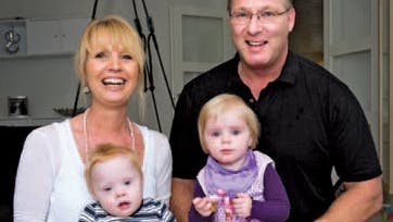 Jette og Mikael Pfeiffer Braun sammen med tvillingerne Sofia og Viktor. Viktor har Downs Syndrom og bliver passet hjemme af mor Jette Foto: Jesper Kristensen