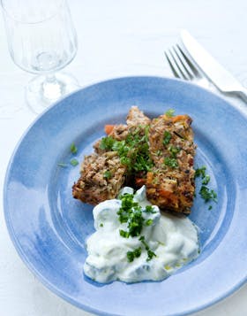 Saftigt oksefarsbrød med salattern og tzatziki
