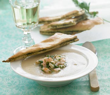 Cremet blomkålssuppe med rejer og pestosnitter