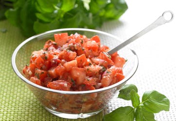 Hjemmelavet tomatsalsa på bøffeltomater og rødløg