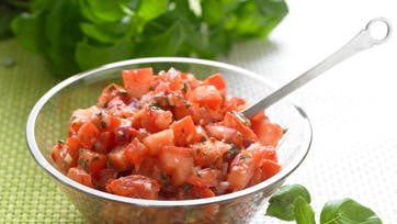 Hjemmelavet tomatsalsa på bøffeltomater og rødløg