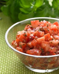 Hjemmelavet tomatsalsa på bøffeltomater og rødløg