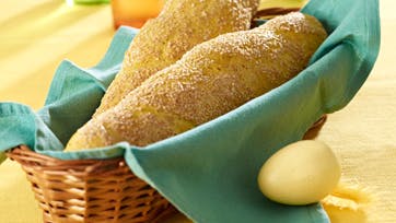 Påske-baguettes med sesamfrø og gurkemeje