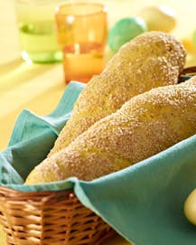 Påske-baguettes med sesamfrø og gurkemeje