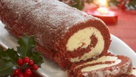 Julet rødbede-roulade med fyld af pebermyntecreme