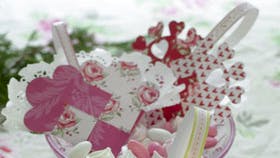 De gammeldags flethjerter er fornyet med fine udskæringer langs buerne. Fotos: Jette M. Vesterager