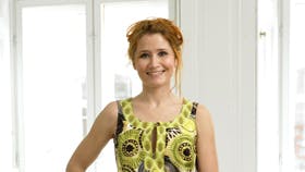 Tilbage til tresserne i skøn kjole. Ballerina-skoene er fra Betty Blue, tlf. 96 60 53 00. Foto: Jette M. Vesterager