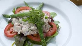 Tunmousse på tomatbund