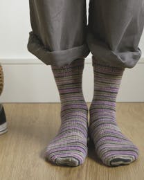 Lækre og tynde sokker i selvstribende garn