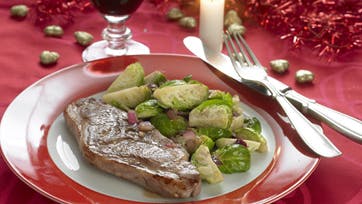 Stegte lammekoteletter med varm rosenkålssalat