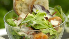 Lækker og kold laksesalat i glas med sauce