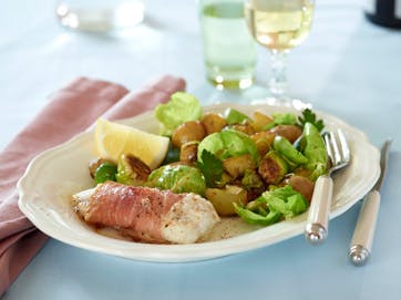 Ovnbagt fisk med parmaskinke, rosenkål og kartofler