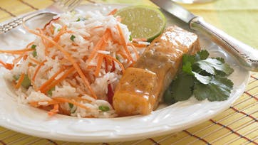 Krydret laks bagt i ovn med ris og grøntsager