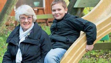 Tobias har alle muligheder for at udfolde sig i Hennys store have. Foto: Alex Tran