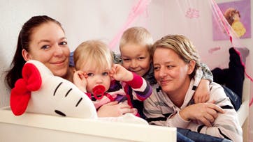 Malene og børnene med Trine Kragelund fra Glæd Børnene. Foto: Poul Anker Nielsen