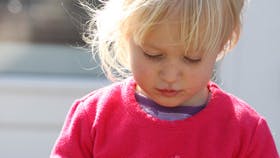 Astrid tester en pose petuniafrø. Hvis man vilhave dem klar til krukker og ampler i maj, skalman ikke vente alt for længe med at forspiredem. Foto: Anne-Marie Øby