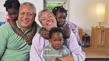 Carlos er mors dreng, Elise er fars pige, og storesøster Roseline hænger om halsen på mor. Foto: TorkelEndelig blev vi forældre