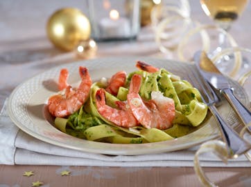 Frisk pasta med hjemmelavet spinatpesto og tigerrejer
