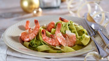 Frisk pasta med hjemmelavet spinatpesto og tigerrejer