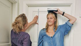 Mor Tinna i gang med tommestokken. Resultatet er en 192 cm høj og smuk datter. Foto: Torkel Dyrting