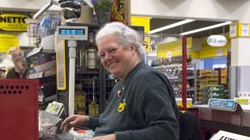 Connie på pladsen, hvor kunderne finder hende. Foto: Karl Ravn