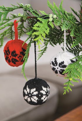 Strikkede julekugler med fint motiv