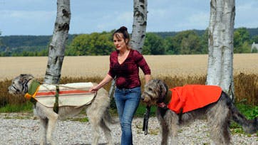 Jennifer fremstiller sine hundefrakker i to størrelser. Foto: Birger Vogelius