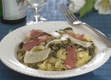 Nem pasta med muslinger, skinke og parmesanost