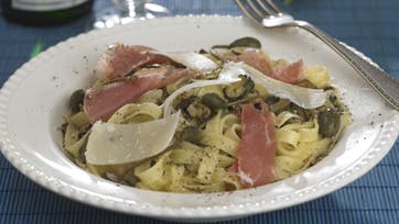 Nem pasta med muslinger, skinke og parmesanost