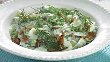 Hjemmelavet agurkesalat med pinjekerner og et twist af hvidløg