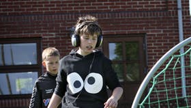 Jannik og Jonas er vilde med fodbold, og Jannik er endda så god til det, at han kan hørelydbøger samtidigt! Foto: Henrik Bjerg
