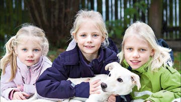 Amalie, Karoline og Mathilde nyder samværet og legen med nemme Arthur, og alle parter er helt trygge ved arrangementet. Foto: Steen Wrem og privat